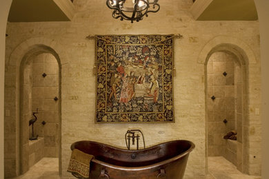 オースティンにあるトラディショナルスタイルのおしゃれな浴室 (置き型浴槽、ベージュのタイル) の写真