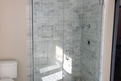 Foto de cuarto de baño principal clásico renovado con ducha esquinera, sanitario de dos piezas, baldosas y/o azulejos blancos, baldosas y/o azulejos de piedra, paredes beige y suelo de mármol
