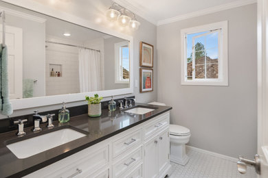 Diseño de cuarto de baño clásico renovado con puertas de armario blancas, paredes grises, suelo de baldosas de cerámica, lavabo bajoencimera, encimera de cuarzo compacto y suelo blanco