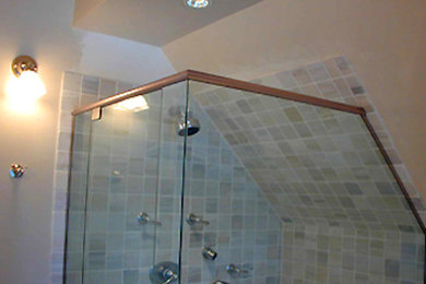 ボストンにある中くらいなトランジショナルスタイルのおしゃれな浴室 (コーナー設置型シャワー、セラミックタイル、白い壁) の写真