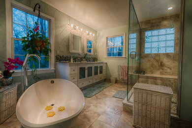Idéer för ett stort klassiskt en-suite badrum, med skåp i shakerstil, vita skåp, ett fristående badkar, en öppen dusch, beige kakel, keramikplattor, blå väggar, klinkergolv i keramik och granitbänkskiva