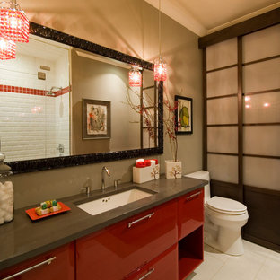 Mittelgroßes Asiatisches Duschbad mit flächenbündigen Schrankfronten, roten Schränken, Duschnische, Toilette mit Aufsatzspülkasten, grüner Wandfarbe, Porzellan-Bodenfliesen, Unterbauwaschbecken, Mineralwerkstoff-Waschtisch, weißem Boden und Falttür-Duschabtrennung in Richmond