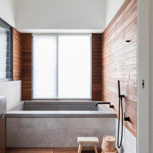 Ispirazione per una stanza da bagno padronale contemporanea con vasca ad alcova, zona vasca/doccia separata, pareti multicolore e pavimento in cemento