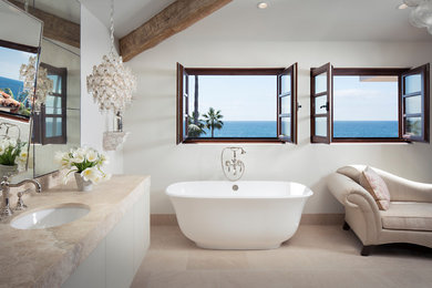 Inspiration för stora moderna beige en-suite badrum, med släta luckor, ett fristående badkar, en toalettstol med separat cisternkåpa, vita väggar, ett undermonterad handfat, beiget golv och vita skåp