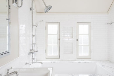 Réalisation d'une grande salle de bain principale victorienne avec un carrelage blanc, un mur blanc, un sol en marbre et un plan de toilette en marbre.