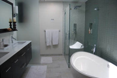 Idee per una grande stanza da bagno padronale design con ante in stile shaker, ante nere, vasca freestanding, doccia aperta, piastrelle verdi, piastrelle in ceramica e pareti beige