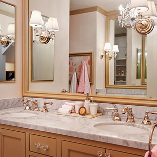 Ispirazione per una stanza da bagno classica con lavabo sospeso, ante con riquadro incassato, ante arancioni, top in marmo e pareti beige