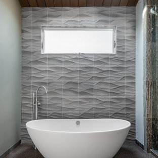 Kleines Modernes Badezimmer mit freistehender Badewanne, grauer Wandfarbe, grauen Fliesen und Mosaik-Bodenfliesen in San Francisco