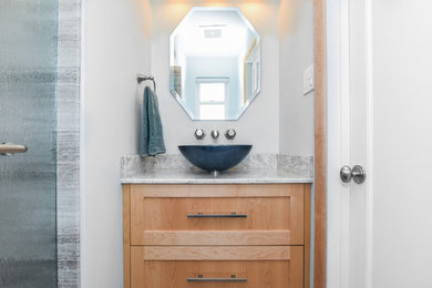 Modelo de cuarto de baño tradicional renovado con ducha empotrada, baldosas y/o azulejos grises, baldosas y/o azulejos de porcelana, paredes blancas, lavabo sobreencimera y ducha con puerta corredera