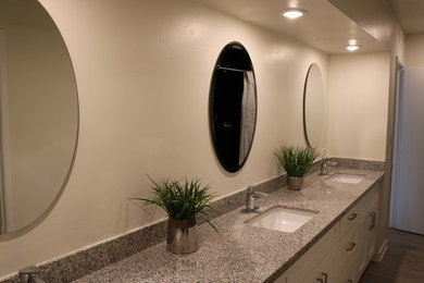Diseño de cuarto de baño principal contemporáneo pequeño con armarios estilo shaker, puertas de armario blancas, lavabo bajoencimera y encimera de granito