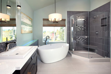 Modern inredning av ett mellanstort en-suite badrum, med skåp i shakerstil, svarta skåp, ett fristående badkar, en hörndusch, blå väggar, klinkergolv i porslin och ett avlångt handfat