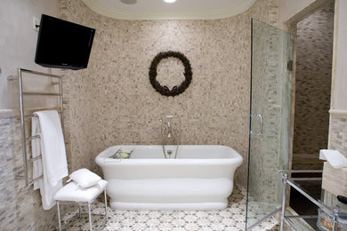 Imagen de cuarto de baño rectangular tradicional con bañera exenta