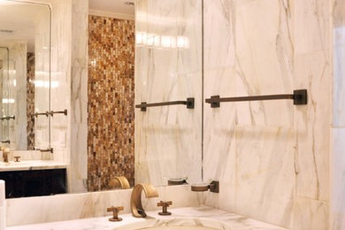 アトランタにあるトランジショナルスタイルのおしゃれな浴室 (白いタイル、石タイル) の写真