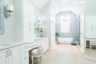 Foto på ett stort vintage vit en-suite badrum, med luckor med upphöjd panel, vita skåp, ett fristående badkar, en hörndusch, beige väggar, klinkergolv i porslin, ett undermonterad handfat, beiget golv och dusch med gångjärnsdörr