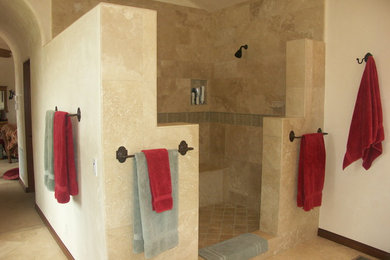 サンタバーバラにある地中海スタイルのおしゃれな浴室の写真