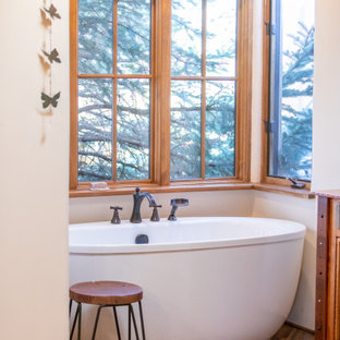 Esempio di un'ampia stanza da bagno padronale stile americano con ante in legno scuro, vasca ad alcova, doccia alcova, WC monopezzo, piastrelle multicolore, piastrelle in ceramica, pareti bianche, pavimento con piastrelle effetto legno, lavabo a colonna, top in superficie solida, pavimento multicolore, porta doccia a battente, top nero, toilette, due lavabi, mobile bagno incassato, travi a vista e ante con bugna sagomata