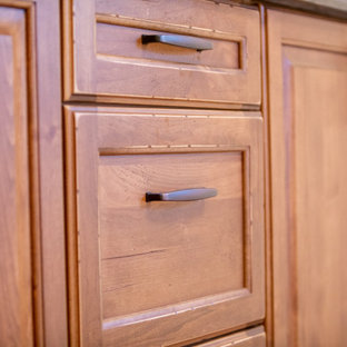 75+ Badezimmer mit Fliesen in Holzoptik und freigelegten Dachbalken