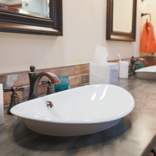 Idee per un'ampia stanza da bagno padronale american style con ante in legno scuro, vasca ad alcova, doccia alcova, WC monopezzo, piastrelle multicolore, piastrelle in ceramica, pareti bianche, pavimento con piastrelle effetto legno, lavabo a colonna, top in superficie solida, pavimento multicolore, porta doccia a battente, top nero, toilette, due lavabi, mobile bagno incassato, travi a vista e ante con bugna sagomata