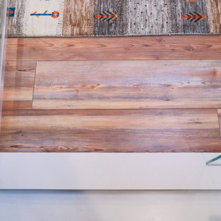 Immagine di un'ampia stanza da bagno padronale american style con ante in legno scuro, vasca ad alcova, doccia alcova, WC monopezzo, piastrelle multicolore, piastrelle in ceramica, pareti bianche, pavimento con piastrelle effetto legno, lavabo a colonna, top in superficie solida, pavimento multicolore, porta doccia a battente, top nero, toilette, due lavabi, mobile bagno incassato, travi a vista e ante con bugna sagomata