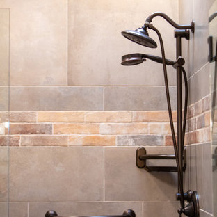 Idee per un'ampia stanza da bagno padronale american style con ante con bugna sagomata, ante in legno scuro, vasca ad alcova, doccia alcova, WC monopezzo, piastrelle multicolore, piastrelle in ceramica, pareti bianche, pavimento con piastrelle effetto legno, lavabo a colonna, top in superficie solida, pavimento multicolore, porta doccia a battente, top nero, toilette, due lavabi, mobile bagno incassato e travi a vista
