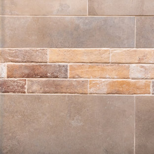 Immagine di un'ampia stanza da bagno padronale american style con ante con bugna sagomata, ante in legno scuro, vasca ad alcova, doccia alcova, WC monopezzo, piastrelle multicolore, piastrelle in ceramica, pareti bianche, pavimento con piastrelle effetto legno, lavabo a colonna, top in superficie solida, pavimento multicolore, porta doccia a battente, top nero, toilette, due lavabi, mobile bagno incassato e travi a vista