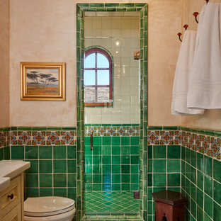 Idéer för ett medelhavsstil badrum med dusch, med luckor med infälld panel, beige skåp, en dusch i en alkov, grön kakel, flerfärgad kakel, beige väggar, rött golv och dusch med gångjärnsdörr