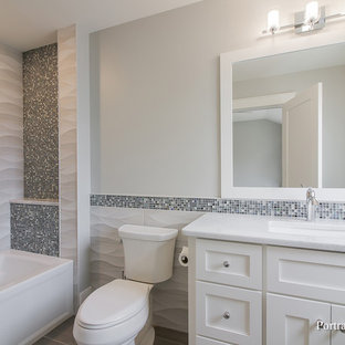 Idee per una stanza da bagno per bambini minimalista di medie dimensioni con ante in stile shaker, WC monopezzo, piastrelle in ceramica, pareti grigie, pavimento con piastrelle in ceramica, lavabo sottopiano, top rosa, ante bianche, vasca ad alcova, vasca/doccia, piastrelle bianche, top in quarzo composito, pavimento grigio e doccia con tenda