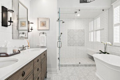 ロサンゼルスにあるトランジショナルスタイルのおしゃれな浴室 (白いタイル、サブウェイタイル、磁器タイルの床、マルチカラーの床) の写真