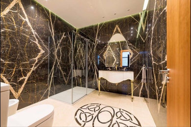 ロサンゼルスにある中くらいなトランジショナルスタイルのおしゃれなマスターバスルーム (コーナー設置型シャワー、ベージュのタイル、黒いタイル、白いタイル、大理石タイル、黒い壁、大理石の床、アンダーカウンター洗面器、ベージュの床、開き戸のシャワー) の写真
