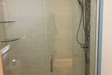 タンパにあるトランジショナルスタイルのおしゃれな浴室の写真