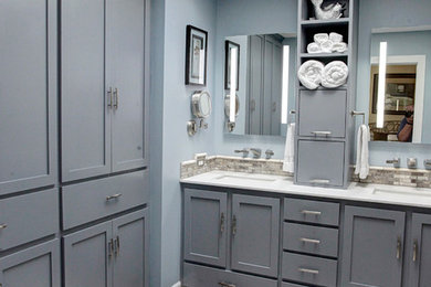Foto de cuarto de baño principal moderno de tamaño medio con puertas de armario grises, ducha esquinera, baldosas y/o azulejos beige, baldosas y/o azulejos de terracota, paredes grises, suelo laminado, lavabo bajoencimera y encimera de cuarcita