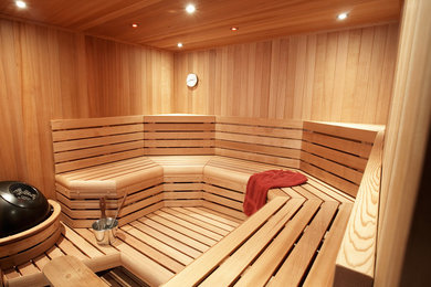 Diseño de sauna clásica grande con suelo de baldosas de cerámica