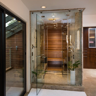 Großes Modernes Badezimmer mit flächenbündigen Schrankfronten, dunklen Holzschränken, beigefarbenen Fliesen, Steinplatten, weißer Wandfarbe, Porzellan-Bodenfliesen und Sauna in Houston