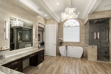 Exemple d'une grande salle de bain principale chic en bois foncé avec un placard à porte shaker, une baignoire indépendante, une douche d'angle, un carrelage beige, des carreaux de porcelaine, un mur beige, un sol en carrelage de porcelaine, un lavabo encastré et un plan de toilette en onyx.
