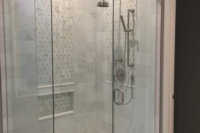 Imagen de cuarto de baño principal tradicional de tamaño medio con ducha esquinera, baldosas y/o azulejos grises, baldosas y/o azulejos de cemento, suelo de mármol, suelo gris y ducha con puerta con bisagras