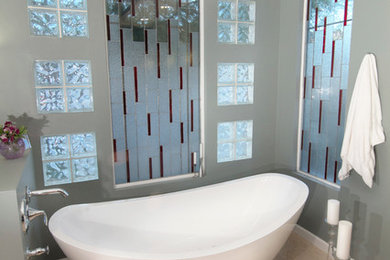 フェニックスにあるコンテンポラリースタイルのおしゃれなマスターバスルーム (置き型浴槽、ベージュのタイル、石タイル) の写真