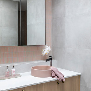 Inspiration för ett funkis vit vitt badrum, med släta luckor, skåp i ljust trä, rosa kakel, mosaik och ett fristående handfat
