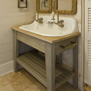 Immagine di una stanza da bagno con doccia tropicale di medie dimensioni con nessun'anta, WC a due pezzi, pareti beige, pavimento in travertino, lavabo rettangolare, top in legno, ante in legno chiaro e top beige