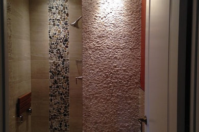 Mittelgroßes Asiatisches Badezimmer mit Duschnische, beigen Fliesen, Porzellanfliesen, roter Wandfarbe und Porzellan-Bodenfliesen in Los Angeles