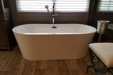 Foto de cuarto de baño minimalista con bañera exenta