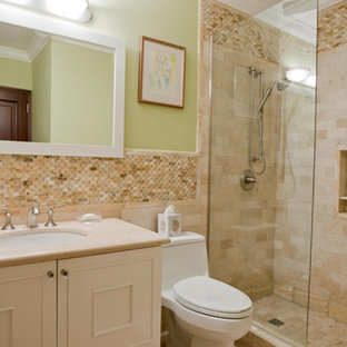 Immagine di una stanza da bagno tropicale di medie dimensioni con ante con bugna sagomata, ante bianche, doccia aperta, WC monopezzo, piastrelle beige, piastrelle a mosaico, pareti verdi, pavimento in marmo e lavabo sottopiano