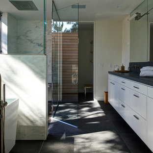Immagine di una stanza da bagno minimalista con vasca freestanding