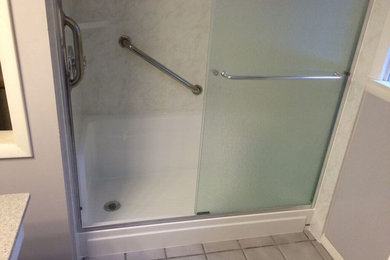Ejemplo de cuarto de baño clásico pequeño con aseo y ducha