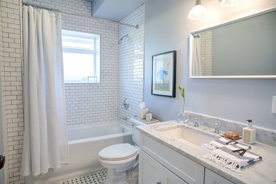 Imagen de cuarto de baño contemporáneo con lavabo bajoencimera y encimeras grises