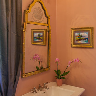 Kleines Shabby-Style Duschbad mit Sockelwaschbecken, freistehender Badewanne, beiger Wandfarbe, Marmorboden, verzierten Schränken, Duschbadewanne und Toilette mit Aufsatzspülkasten in Austin