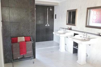 Ejemplo de cuarto de baño principal tradicional grande con lavabo con pedestal, baldosas y/o azulejos blancos, paredes blancas y suelo de baldosas de cerámica