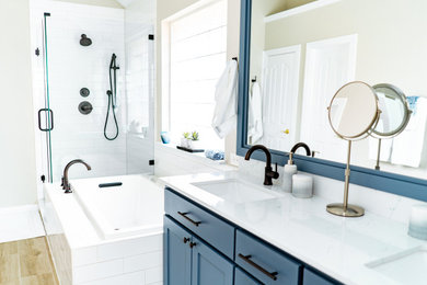 Klassisk inredning av ett mellanstort vit vitt en-suite badrum, med skåp i shakerstil, blå skåp, ett platsbyggt badkar, vit kakel, porslinskakel, klinkergolv i porslin, ett undermonterad handfat, bänkskiva i kvarts, beiget golv och dusch med gångjärnsdörr
