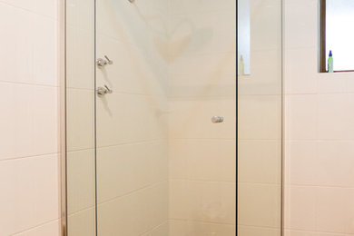 Ejemplo de cuarto de baño actual con ducha esquinera