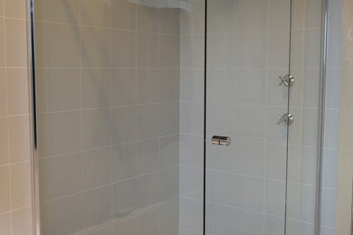 シドニーにあるコンテンポラリースタイルのおしゃれな浴室 (コーナー設置型シャワー) の写真