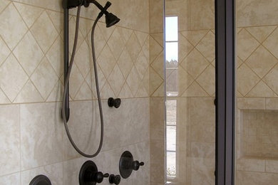 Mittelgroßes Klassisches Duschbad mit beigen Schränken, Eckbadewanne, offener Dusche, Toilette mit Aufsatzspülkasten, beigen Fliesen, Keramikfliesen, grauer Wandfarbe, Keramikboden, Einbauwaschbecken und Mineralwerkstoff-Waschtisch in Raleigh